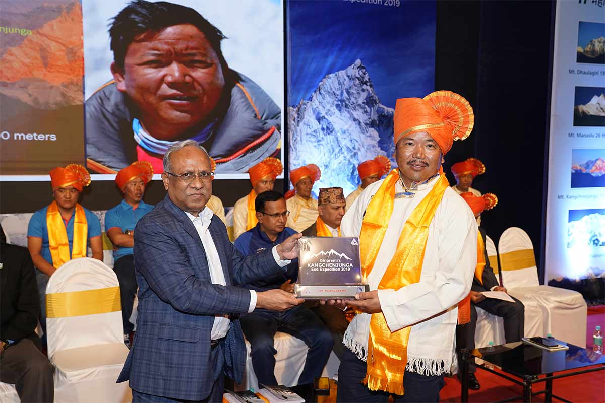 Dr. Suresh Haware felicitating Pasang Sherpa (World Record 6 times Mt. Kangchenjunga)