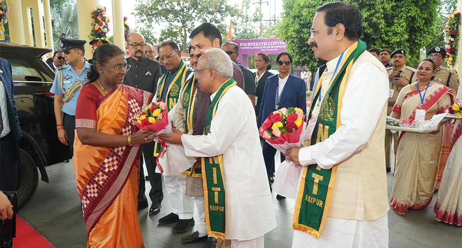 Dr. Suresh Haware, Chairman,N.I.T. Raipur Welcoming Hon’ble president of India Smt. Droupadi Murmu ji at NIT Raipur on the occasion of  14th Convocation function of NIT Raipur held on 25/10/2024.