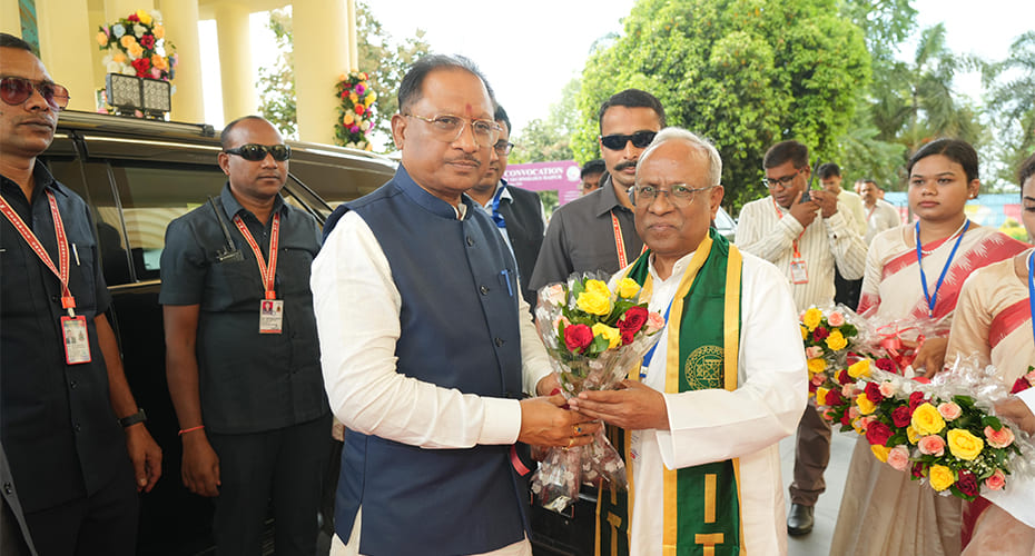 Dr. Suresh Haware, Chairman,N.I.T. Raipur Welcoming Hon’ble Chief Minister of Chhattisgarh at NIT Raipur on the occasion of  14th Convocation function of NIT Raipur held on 25/10/2024.