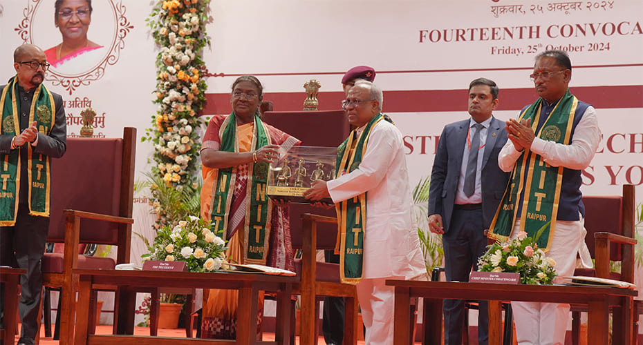 Dr. Suresh Haware, Chairman,N.I.T. Raipur felicitating Hon’ble President of India Smt. Droupdi Murmu ji at NIT Raipur in its 14th Convocation function held on 25/10/2024.